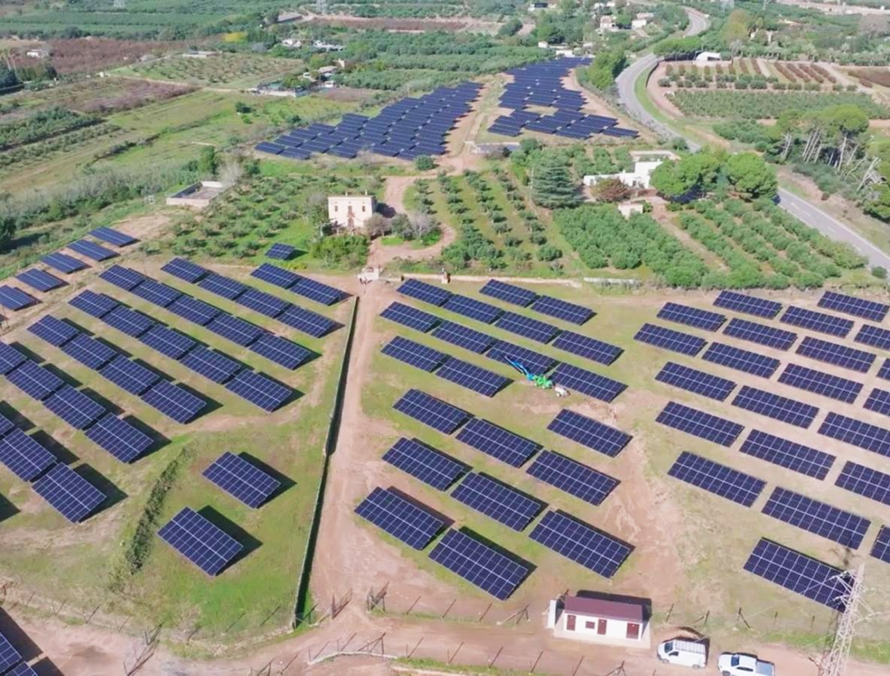 Dron con toma de paneles solares